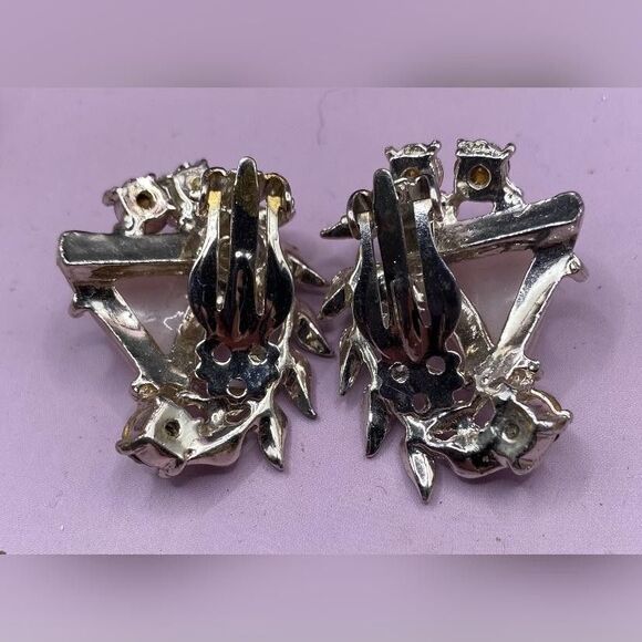 Vintage Pink Thermoset Lucite Clip-On Earrings Rhinestone Silvertone Enamel 1” - Picture 3 of 4